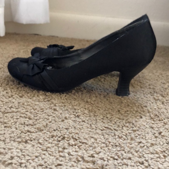 2” black SO heels with bow embellishment - Picture 2 of 4